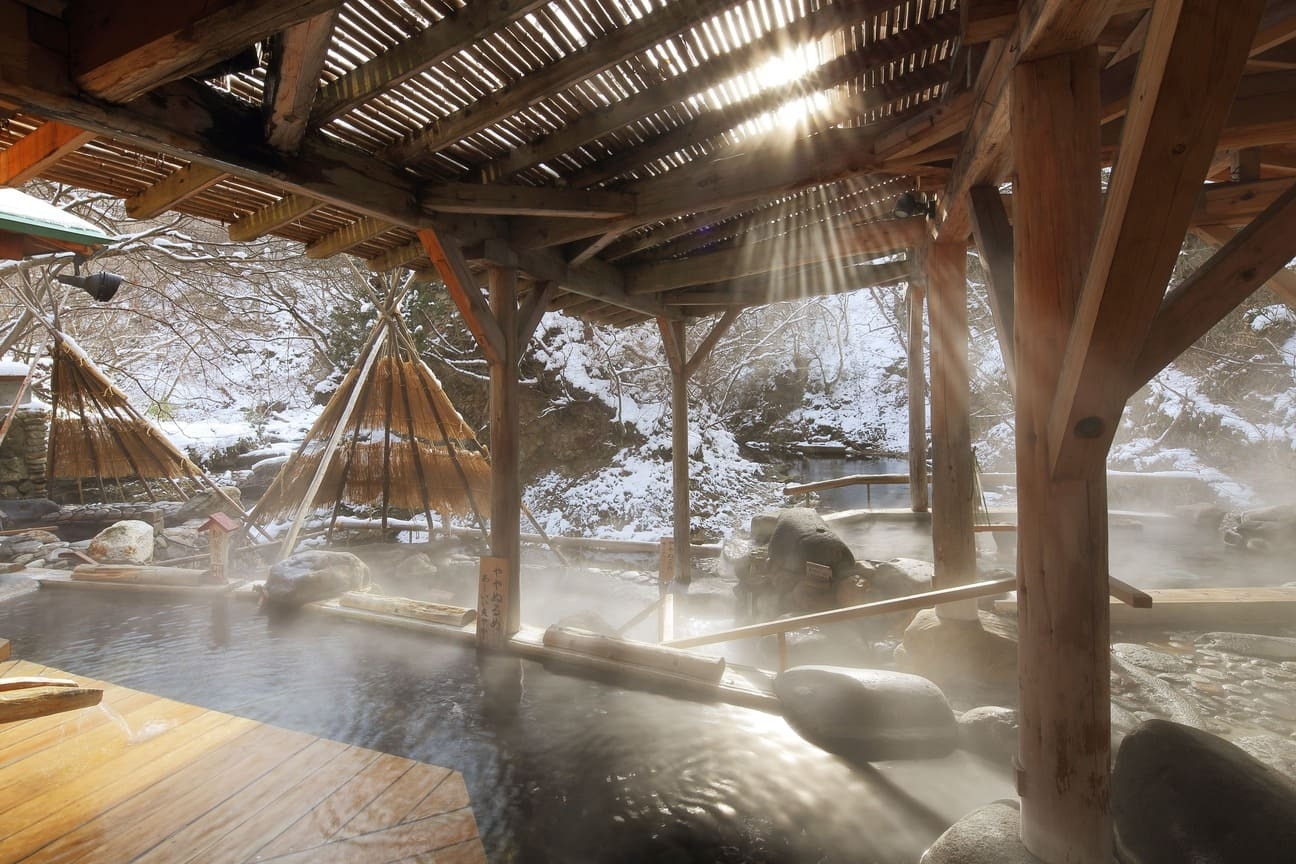 【冬旅セール】里山温泉リゾート｜オールインクルーシブ20時間ステイ