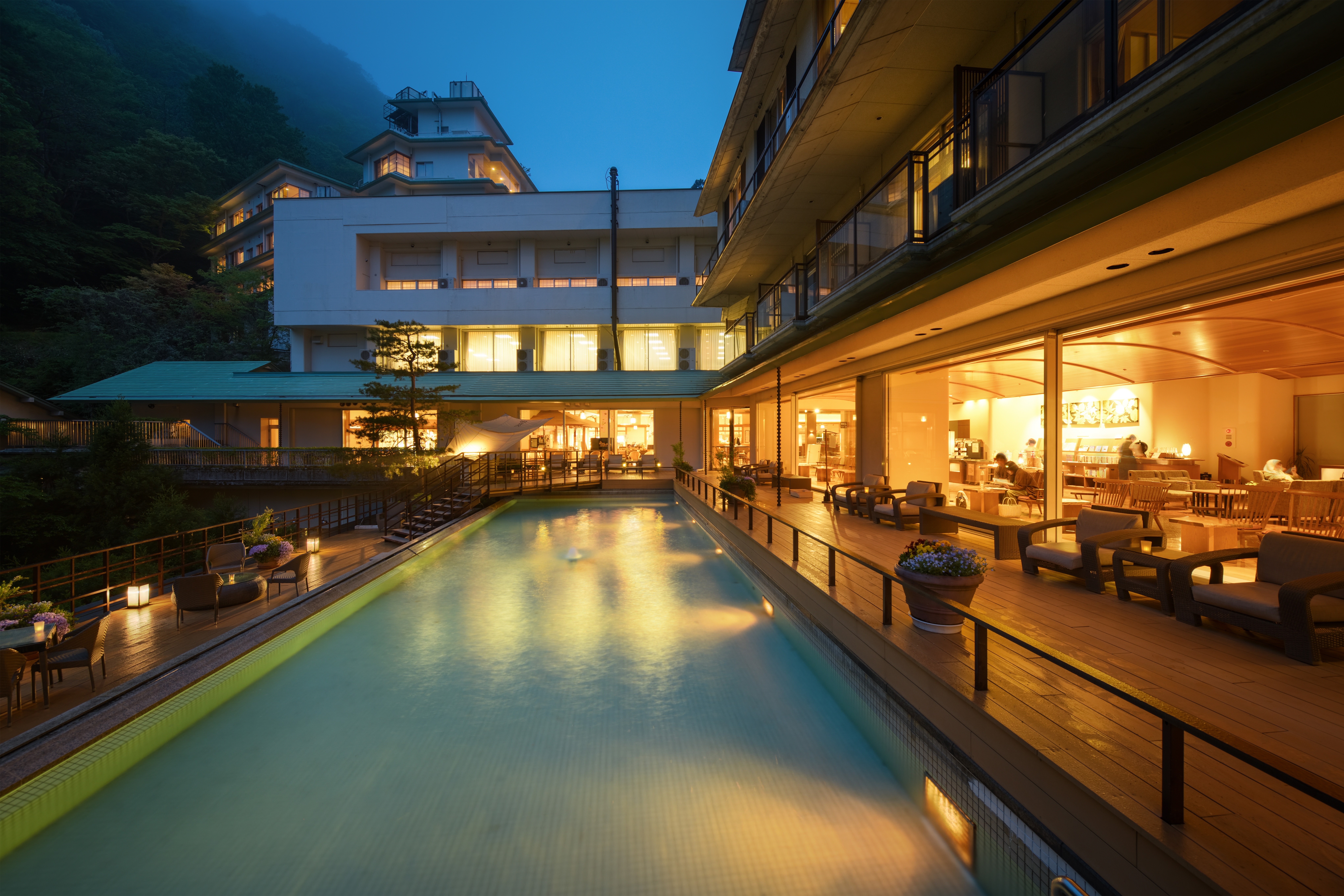 作並温泉の一の坊のラウンジ写真 Ichino-bo in Sakunami Onsen, Sendai, is a luxurious ryokan known for its all-inclusive service, offering a variety of baths from three different hot springs, and activities. It features gourmet dining, relaxation options, and is surrounded by nature.