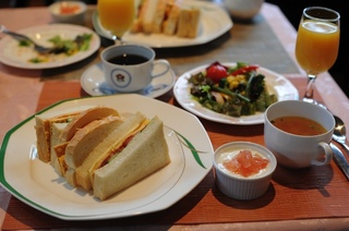 朝食例・・サンドイッチ・サラダ・野菜スープ・ヨーグルト