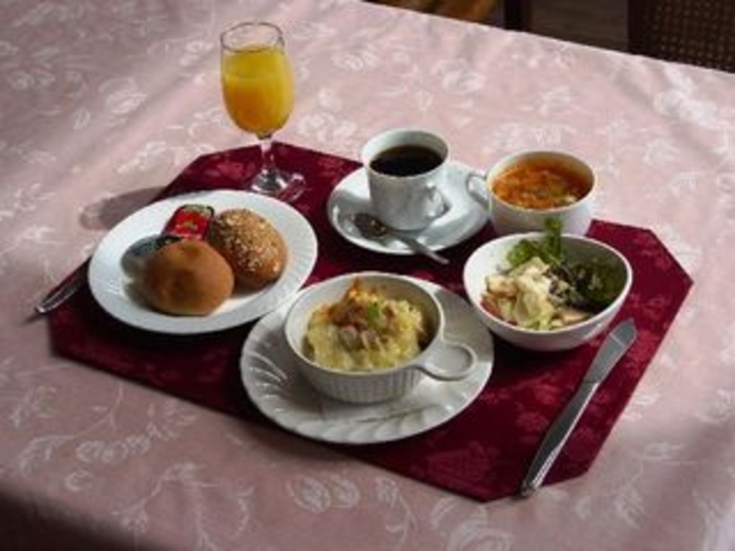 朝食例・・グラタン料理・スープ・フルーツサラダ・ロールパン