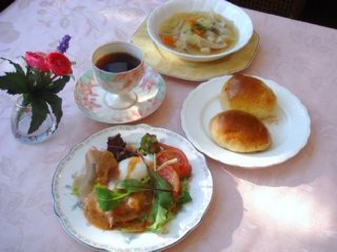朝食例・・信州野菜をたっぷり使った、スープと温泉卵・生ハム添えグリーンサラダ