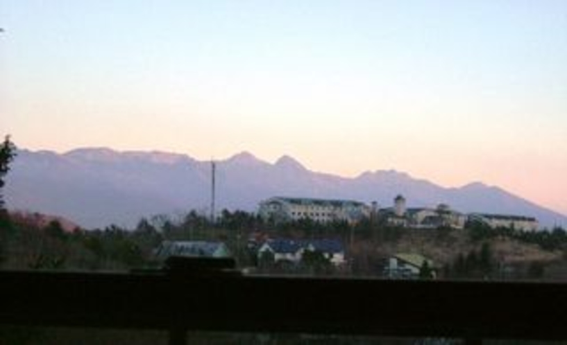 南側客室から見る夕暮れの八ヶ岳
