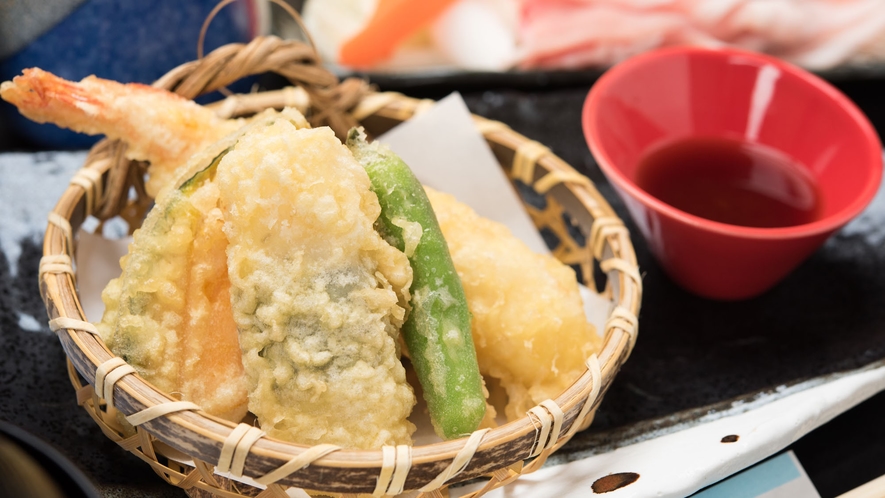 *【夕食一例】さくさくの天ぷらをどうぞ。（季節により内容は異なります。）
