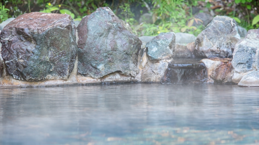 *【露天風呂】美肌の湯ともいわれる炭酸水素塩泉は筋肉痛や切り傷にも◎。お風呂上りはお肌スベスベに！？