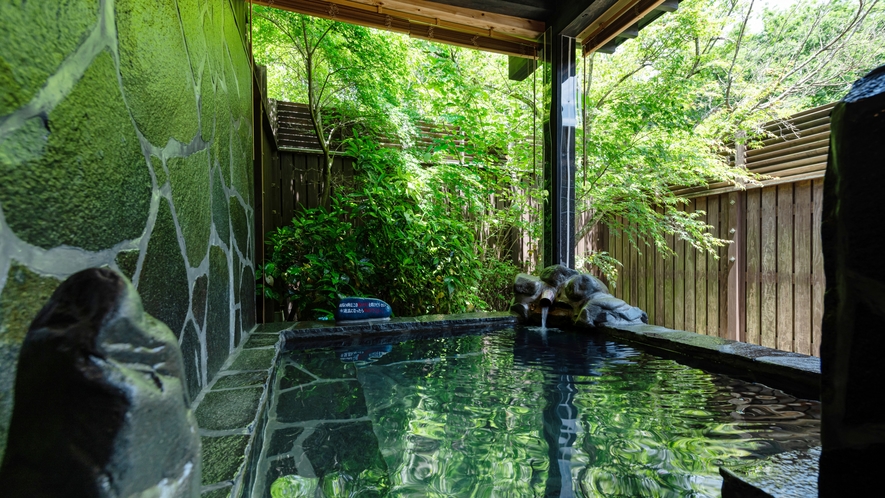 *【離れ一例】屋根付き露天風呂で自分達だけの温泉を楽しめます。静かな癒しのひとときをご堪能下さい。
