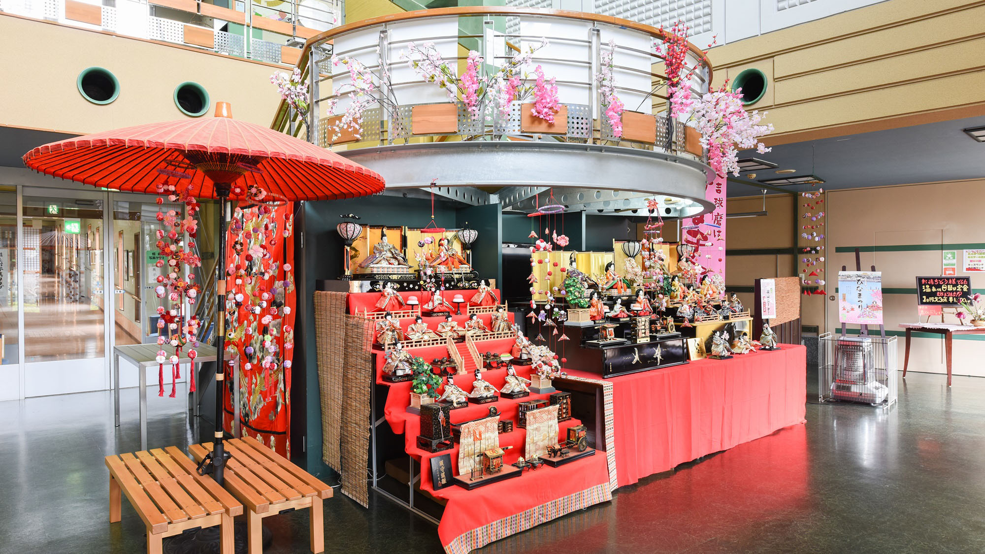 *【ロビー】お雛様もごらんくださいませ。（季節によって変わります。）