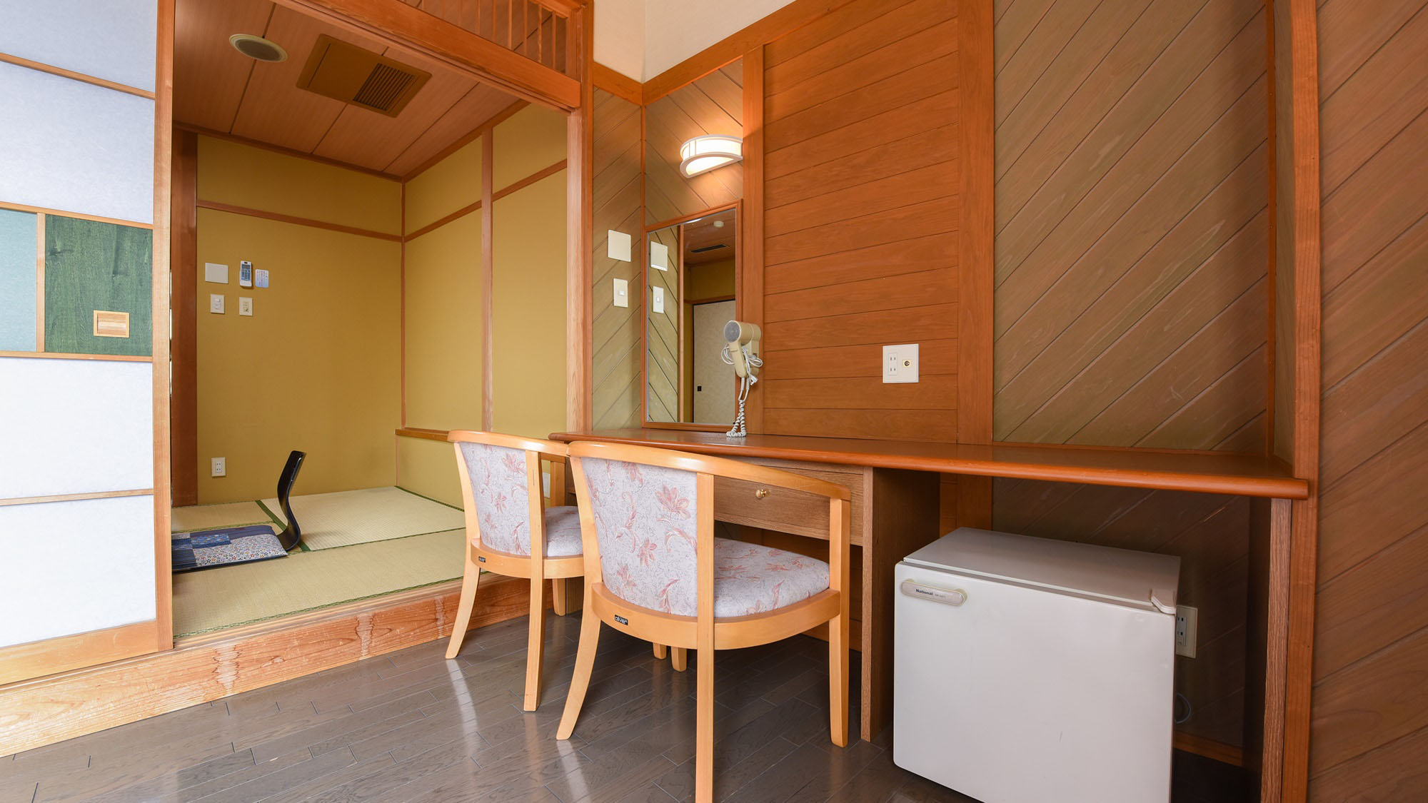 *【和洋室一例】ドレッサースペース。冷蔵庫もご利用いただけます。