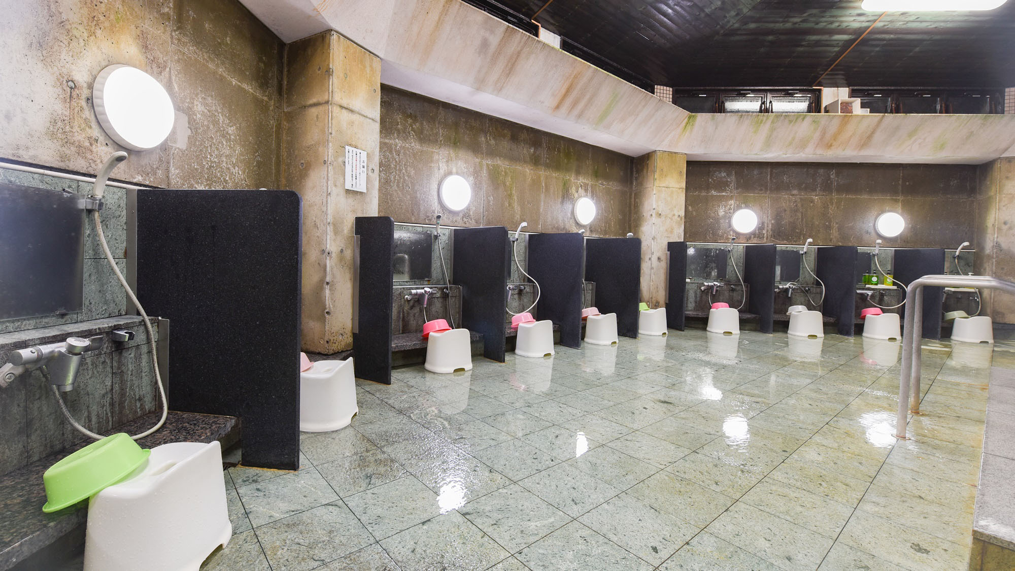 *【大浴場・男湯】リンスインシャンプーやボディソープはご用意しております。