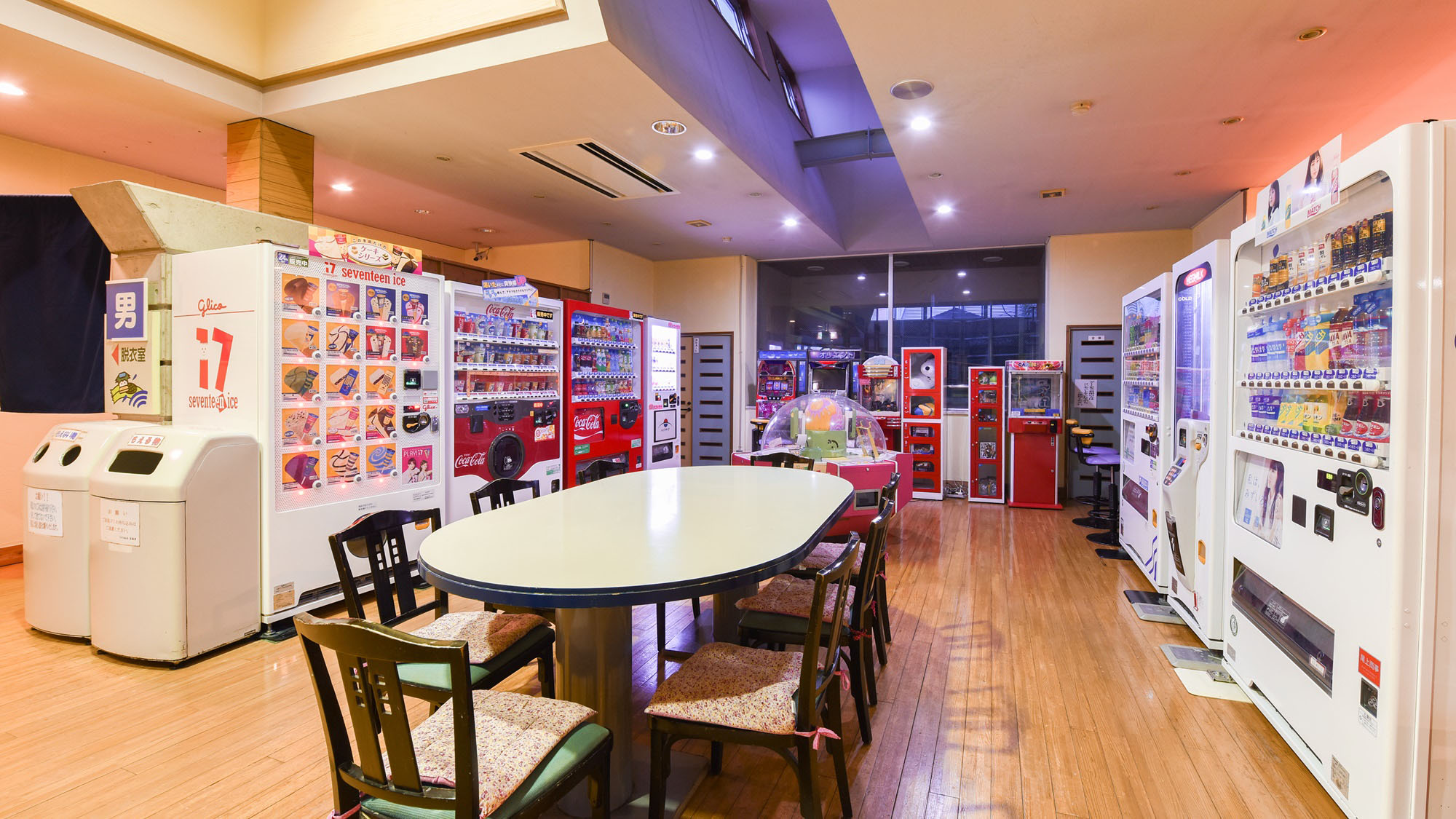 *【湯上り処】自動販売機も多数ございます。