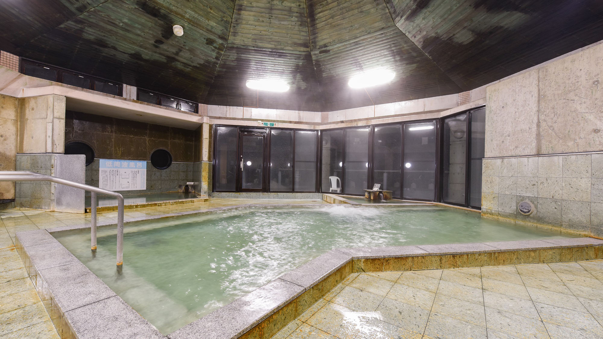 *【大浴場・男湯】天井も高い大浴場。お肌すべすべになる温泉にぜひお入りください。