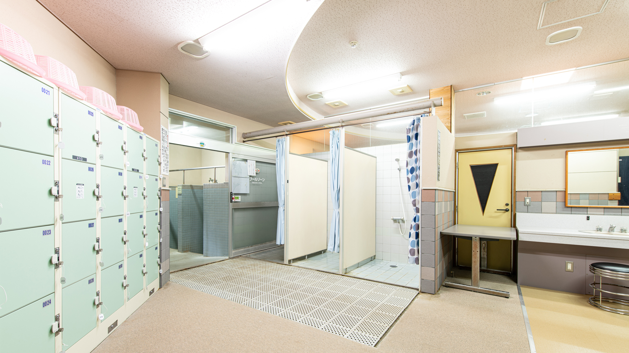 *【屋内プール】プール用更衣室。遊ぶ時はこちらをご利用ください。シャワールームもございます。