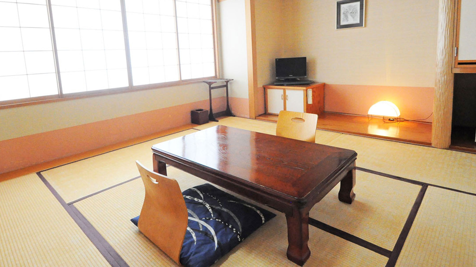 【和室】畳の香りが癒される落ち着いた雰囲気の8畳和室です。