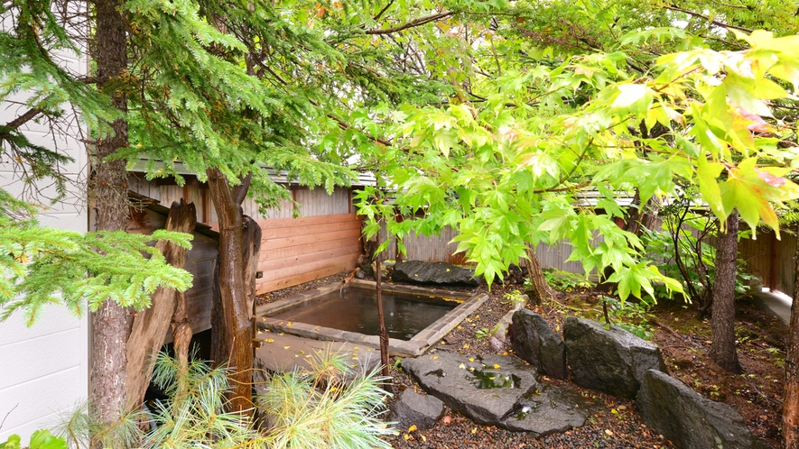 *露天風呂（男湯）/自然が織り成す景観を眺めながらゆっくりと湯船に浸かる贅沢。