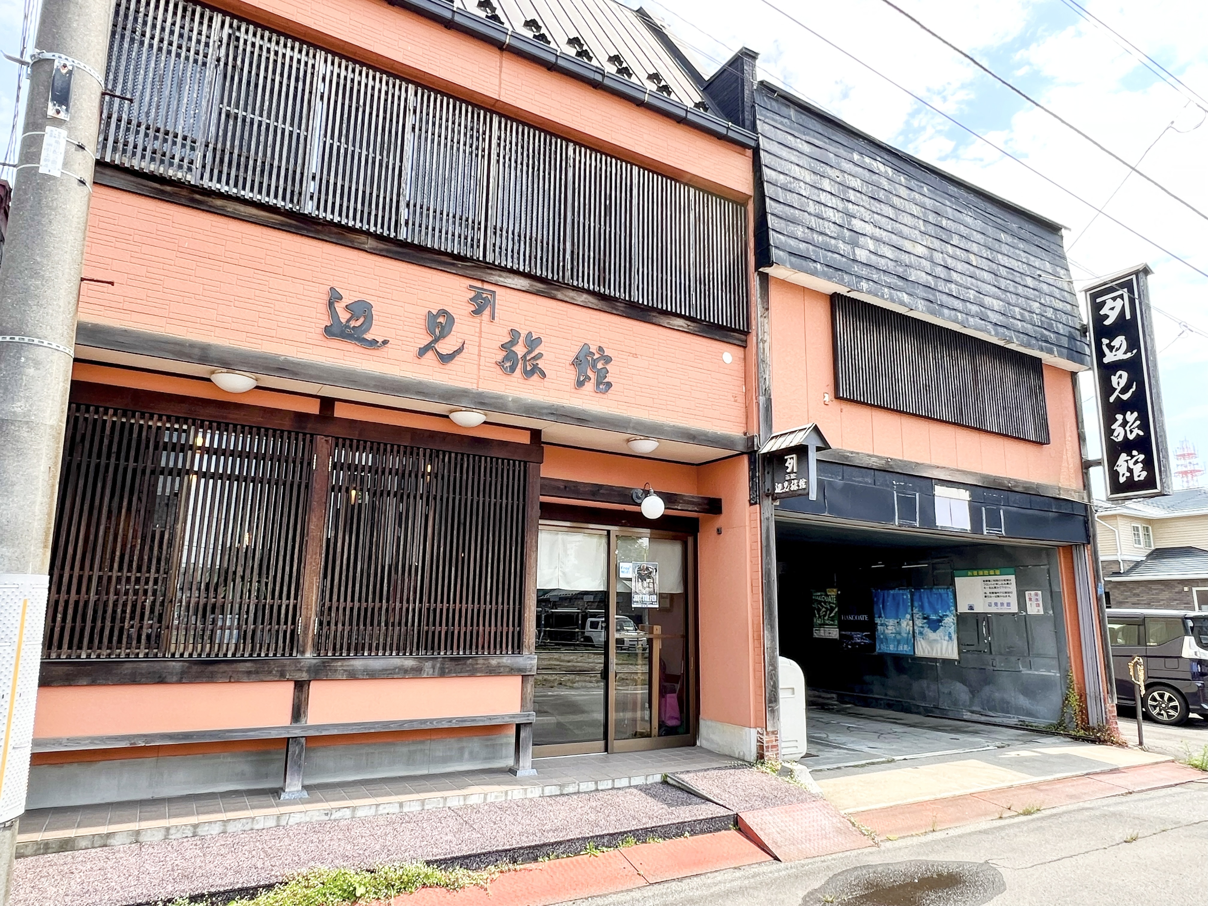 外観右側の車庫が、屋内専用駐車場となります。 ※事前予約にて先着3台(無料)