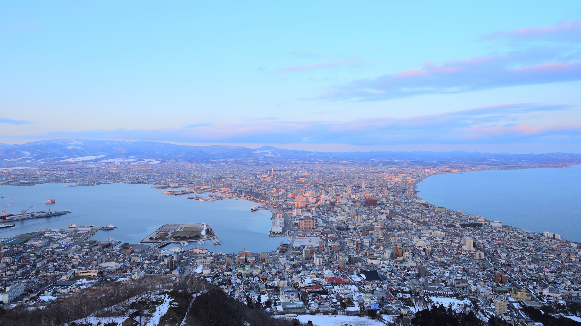 *周辺観光/函館山からの夕暮れ時。ロープーウェイで山頂まで登ることができます。