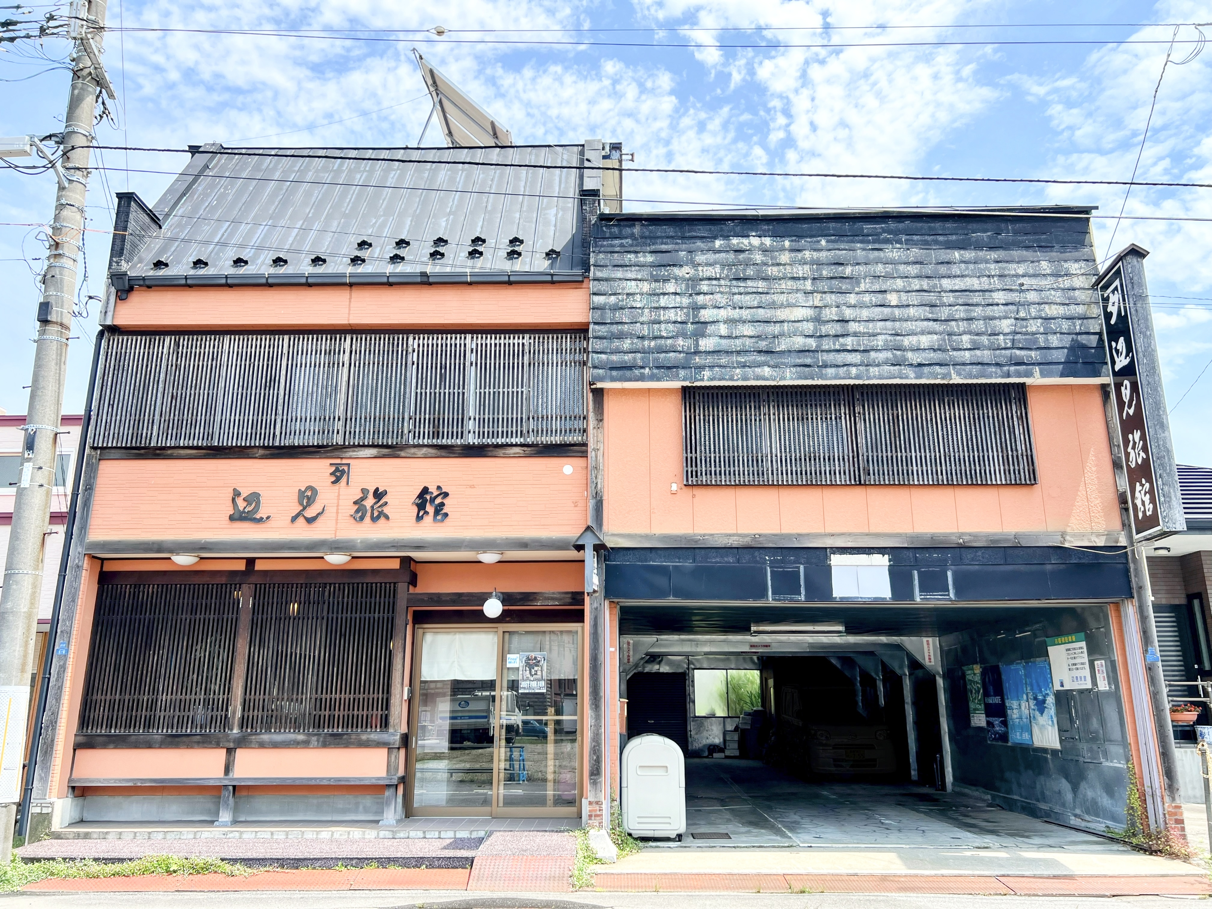 外観右側の車庫が、屋内専用駐車場となります。 ※事前予約にて先着3台(無料)