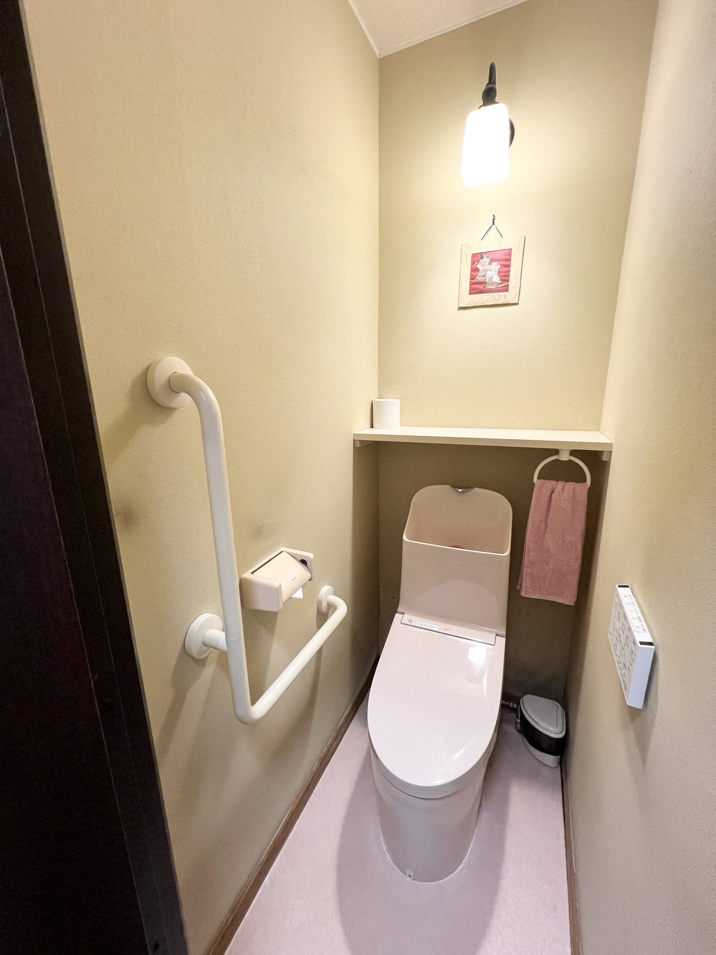 お手洗いは、1階・2階にございます。 1階は男女別の個室、2階は男女共用となります。