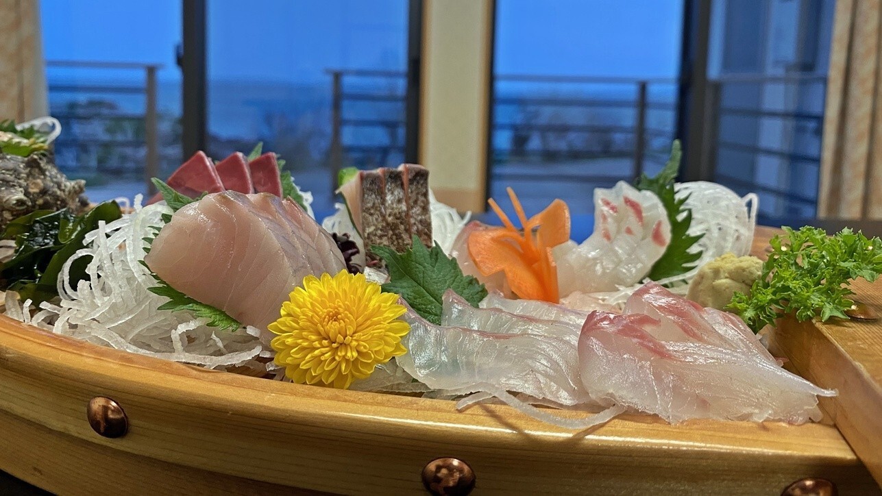 【夕食一例/舟盛】目の前の海を眺めながら、こんな豪華な海の幸が満載で、目も心も身体もすべて大満足！