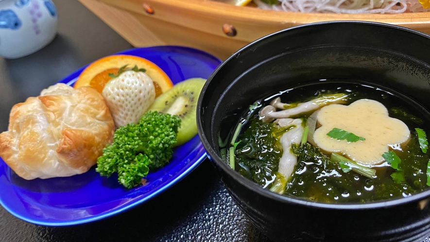 *【夕食一例】椀物、香の物、お吸い物でお食事の〆め。新鮮な壱岐の幸を召し上がり、ほっとするお吸い物。