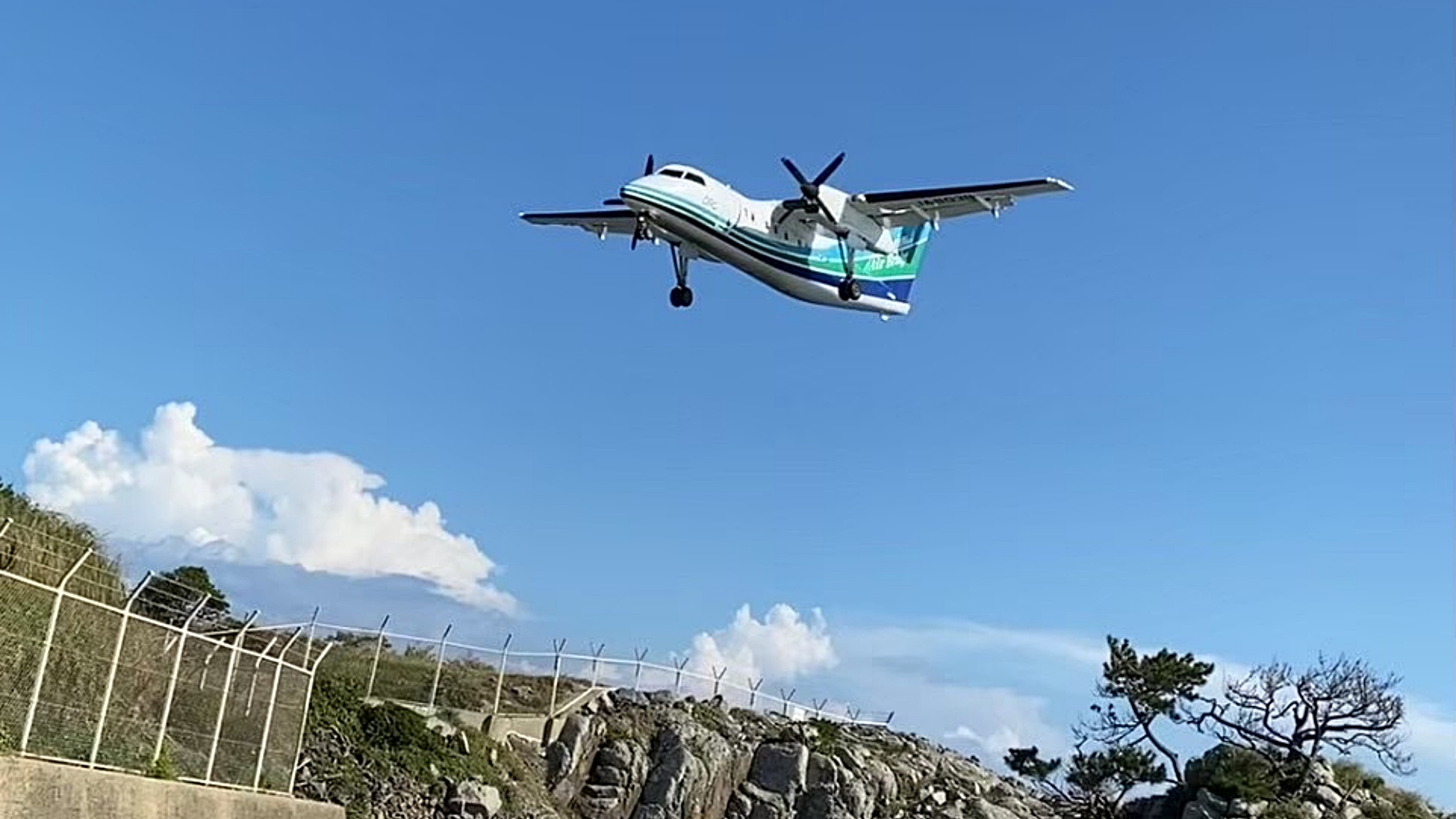 タイミングが合えば、当館で飛行機の離発着がご覧いただけます♪