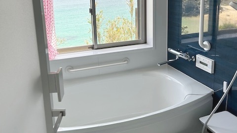 【海側12畳（バス・テラス付）】明るく広々としたバスルームを設置しています。お子様連れのご家族にも◎