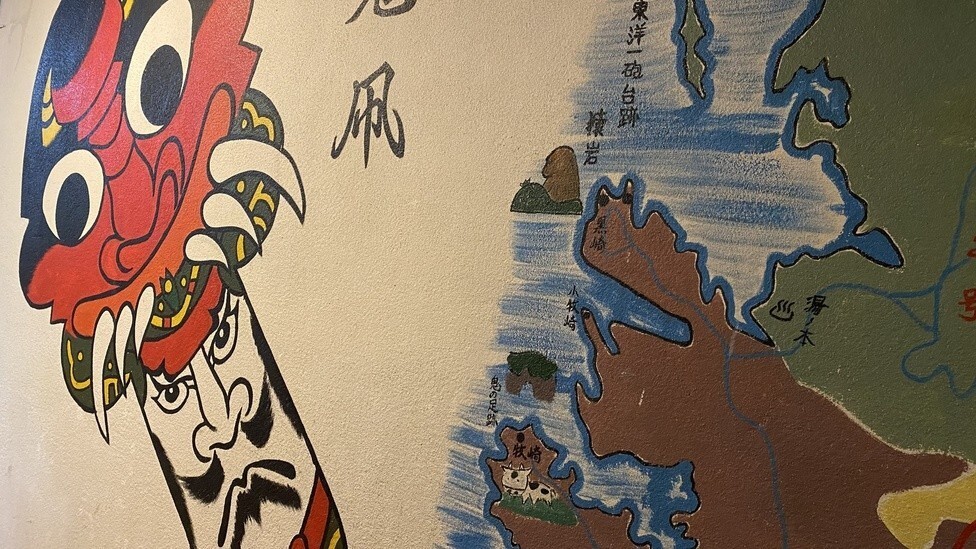 【館内一例】廊下：壱岐ならではの壁の絵。廊下をウロウロしてもお愉しみいただけますね。