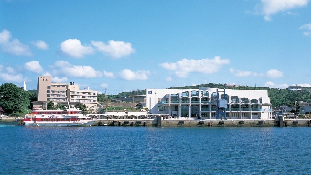 【郷ノ浦港】壱岐一番の繁華街のある郷ノ浦町で、「壱岐の表玄関口」。九州郵船の連絡船のターミナル。