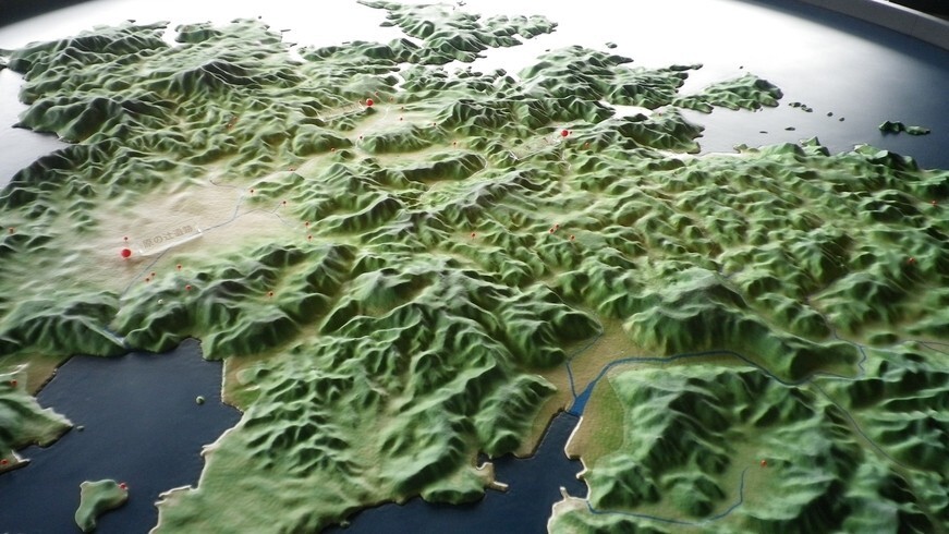 【一支国博物館】原の辻遺跡を一望できる小高い丘に建ちます。緩やかな曲線を描いた屋根は全面緑化♪