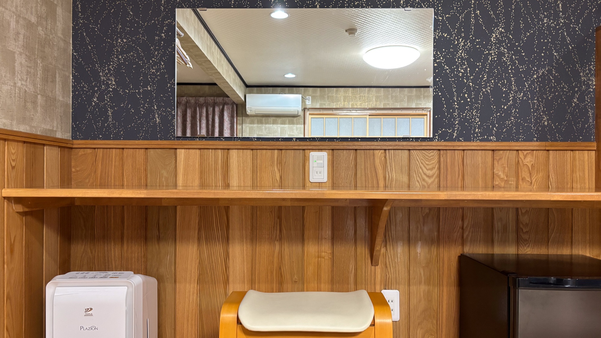 【和室24畳】新しく化粧スペースを設置しました！身支度だけでなく、小物などを置くスペースとしても◎