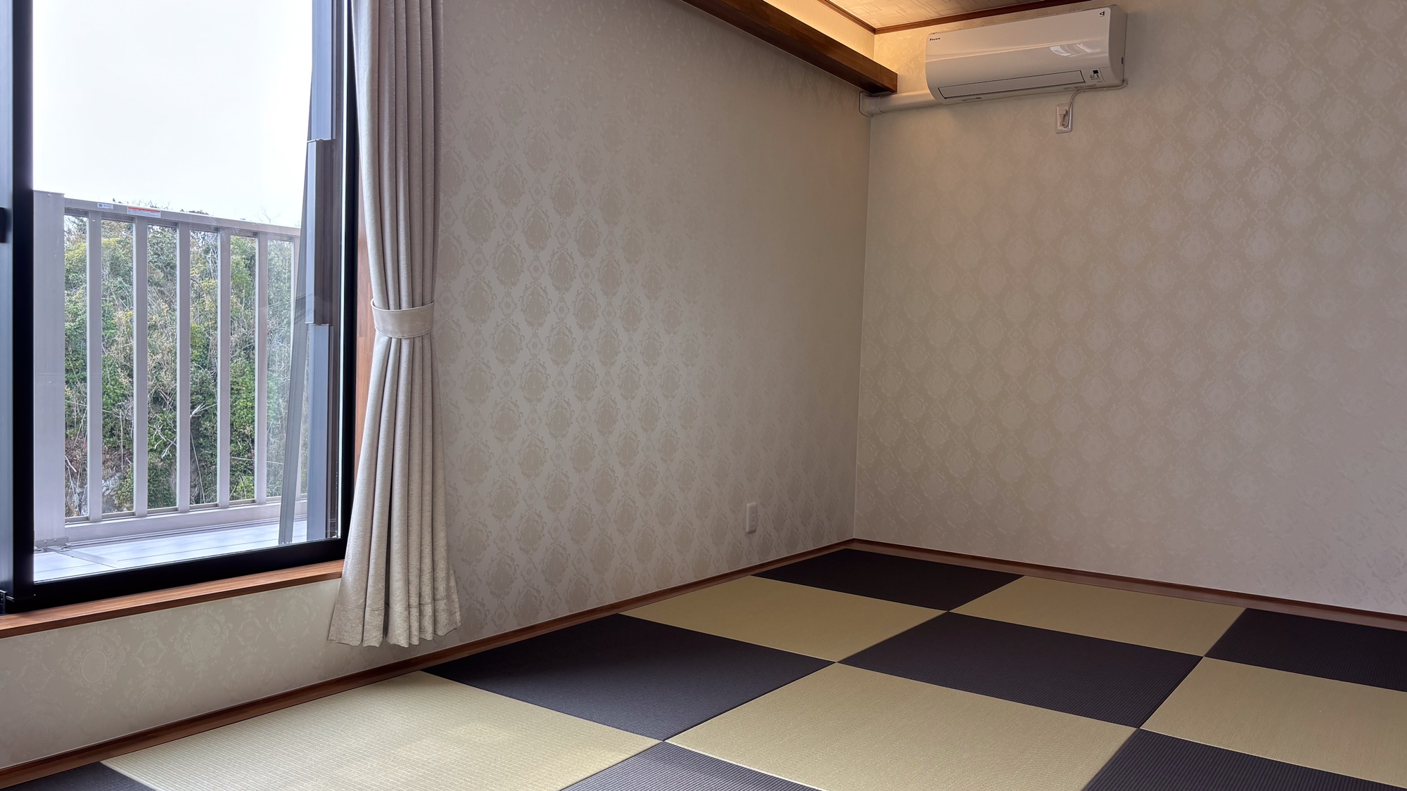 【海側和室7.5畳】琉球畳が敷かれたモダンなデザインにリニューアル。テラス・バス付きで過ごしやすさ◎