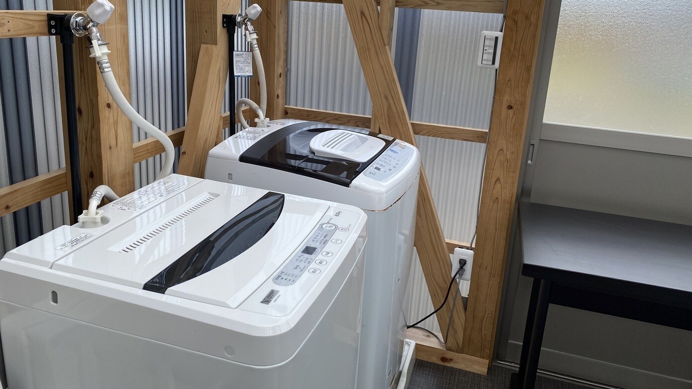 【館内一例】ランドリールーム：濡れた衣類をしっかりと洗濯できます。無料なのでご自由にお使い下さい。