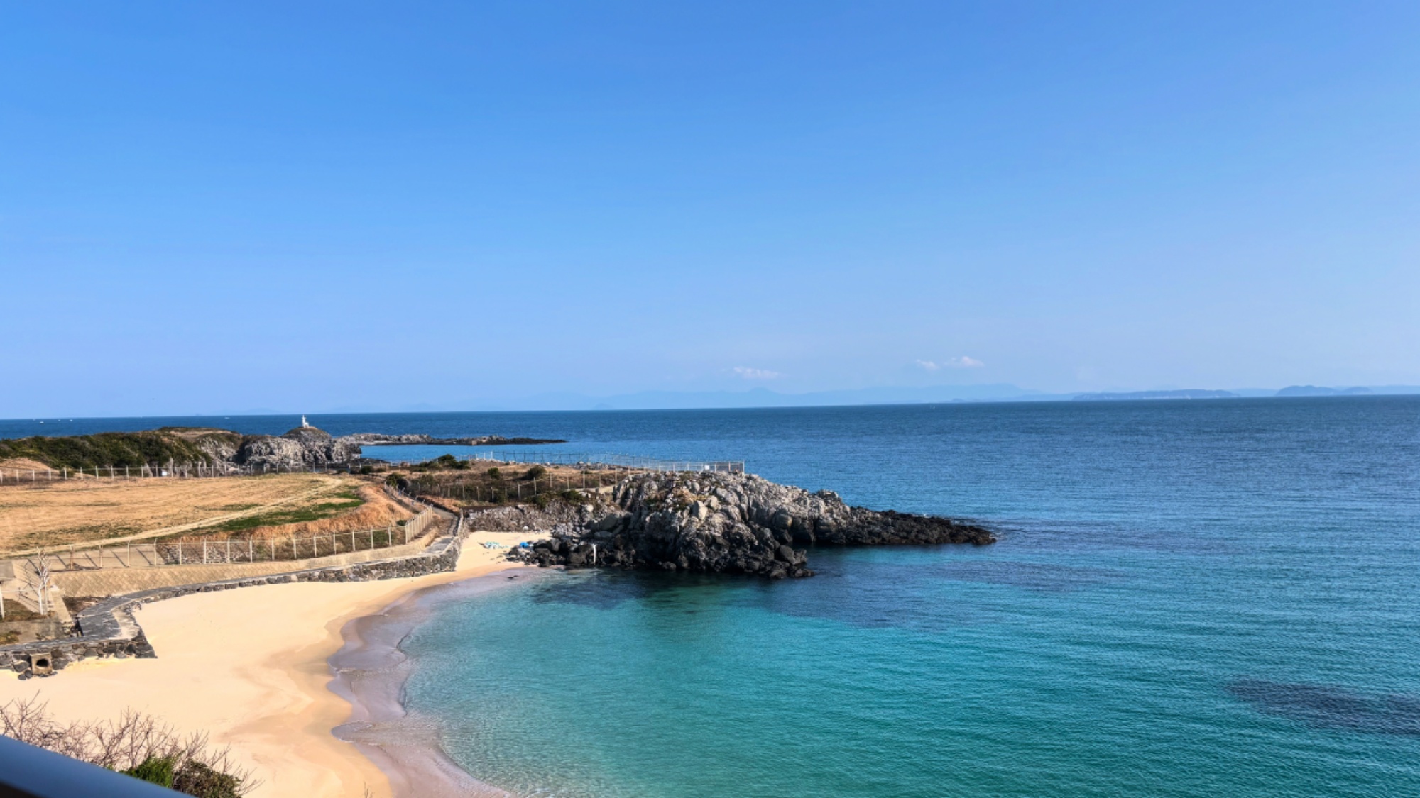 【海側12畳2Fバステラス付】お部屋から飛び出すような作りのテラス。美しい海の景色を楽しめます。