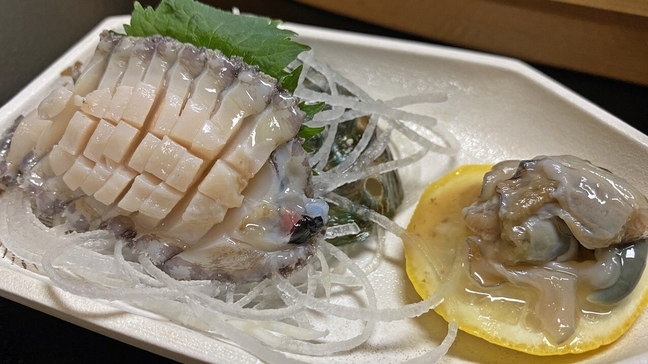 【夕食一例/あわびの刺身】ぷりっぷりのあわびのお刺身も絶品！ホイル焼きとはまた違う、海のごちそう♪