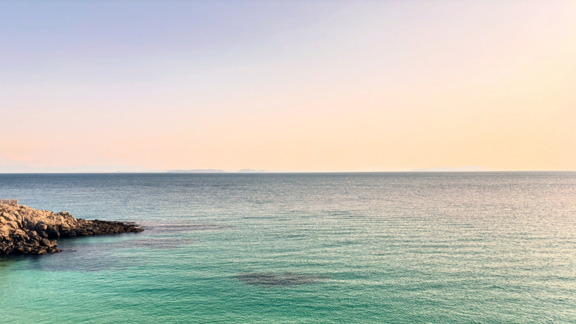 【海側10畳テラス付】一面の海は時間帯や日によって姿を変えます。瞬間瞬間の絶景をどうぞ。