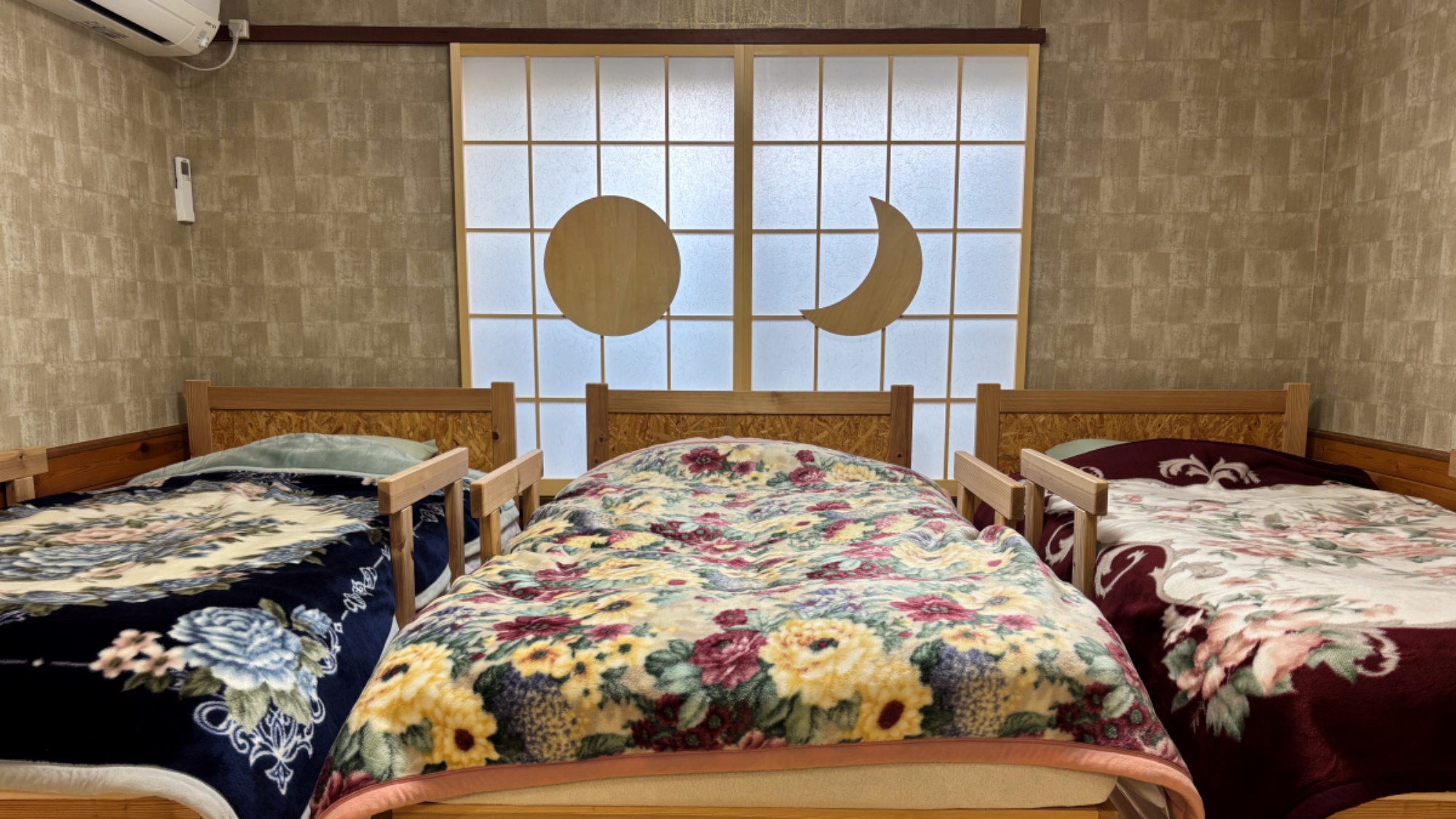 【和室24畳】和室ですが板間にはベッドを設置。大人数で宿泊できるよう、広いお部屋をご用意しました◎