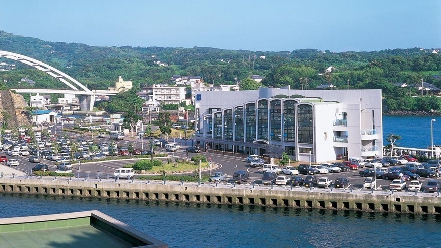 【郷ノ浦港】港に近づくと郷ノ浦大橋のアーチ橋が目につき、この橋は郷ノ浦港のシンボルになっています。