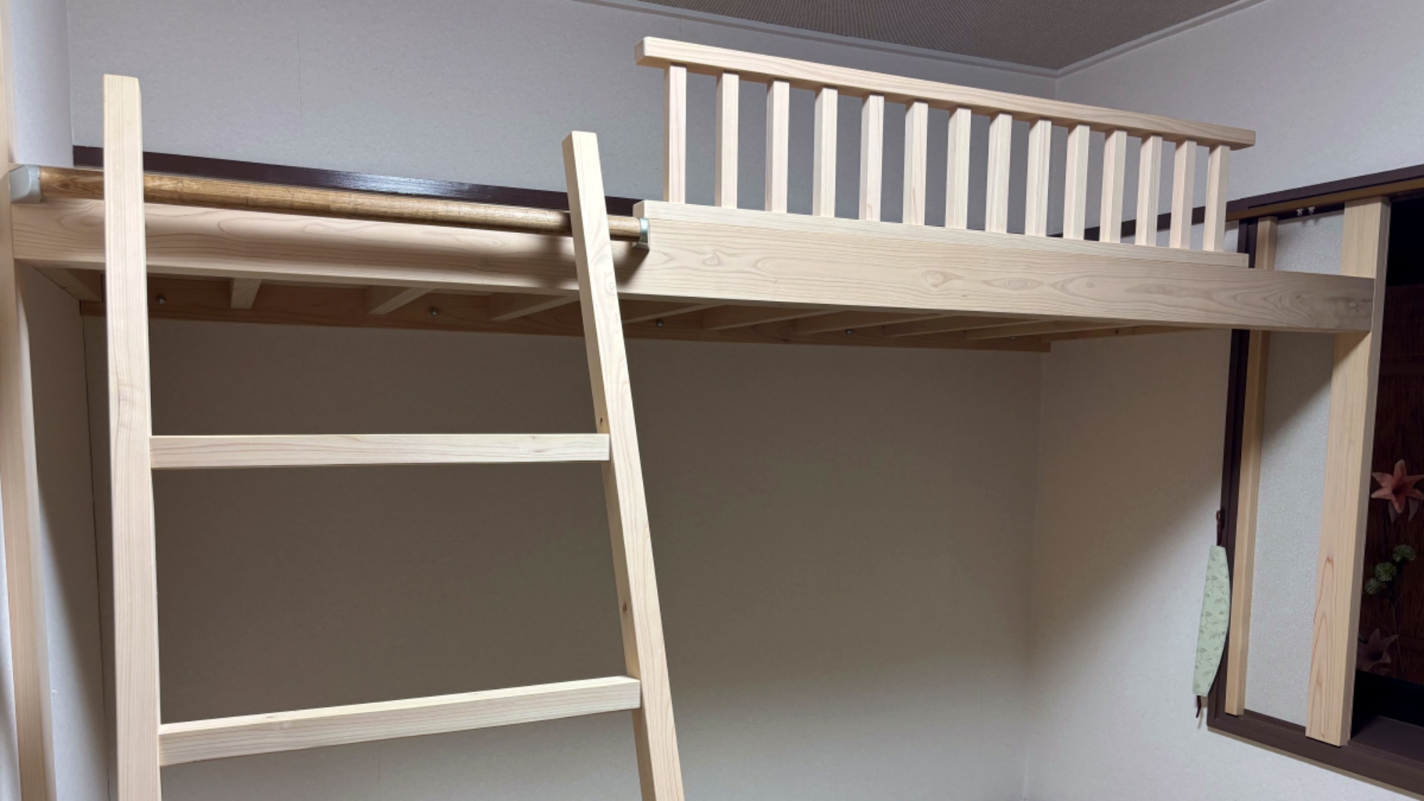 【和室6畳(ロフト付き)】ロフト部分は荷物置きスペースとしてもご利用いただけます！