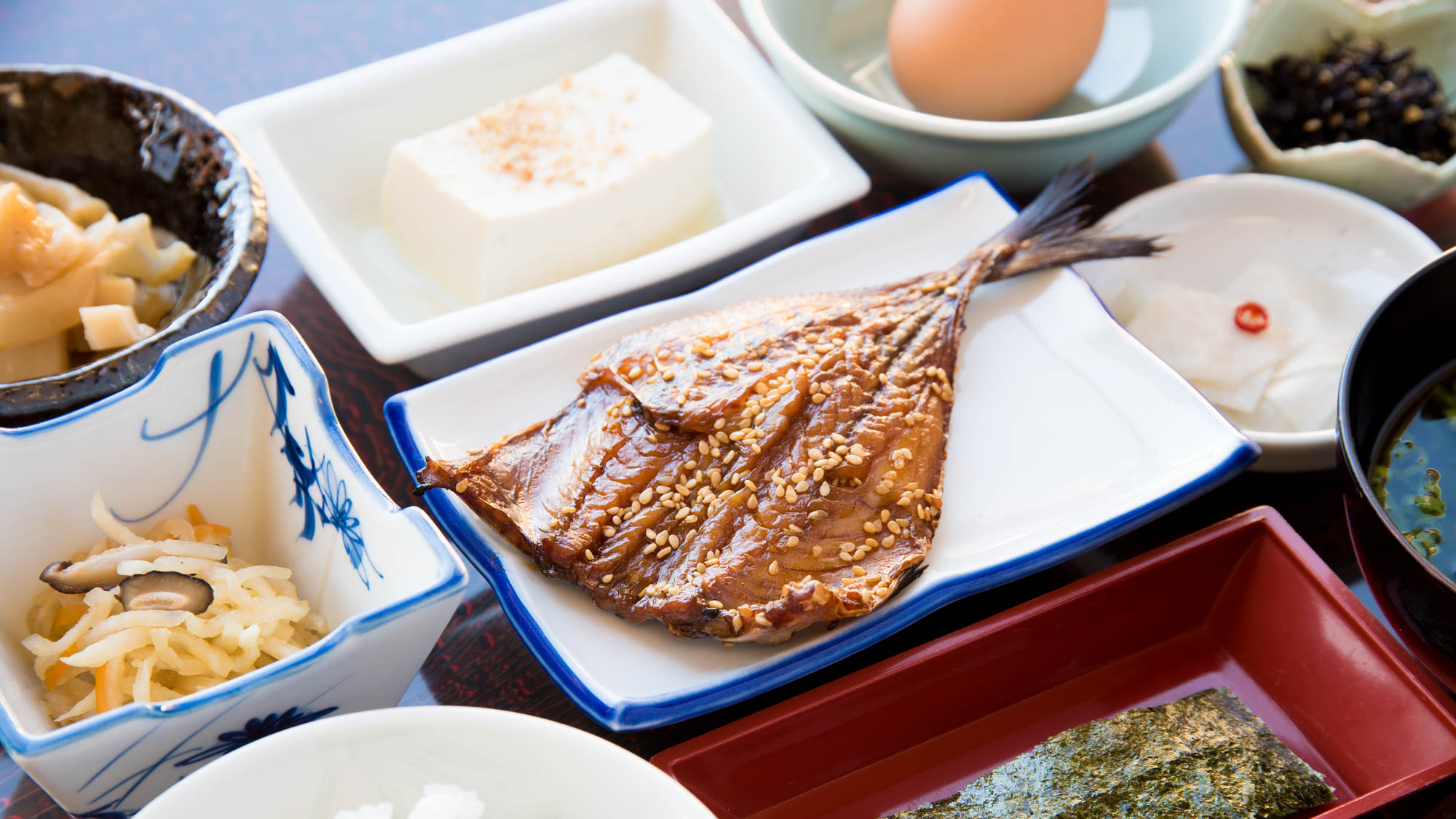 *【朝食一例】身がふっくらした一夜干しの開きはご飯にもピッタリ！