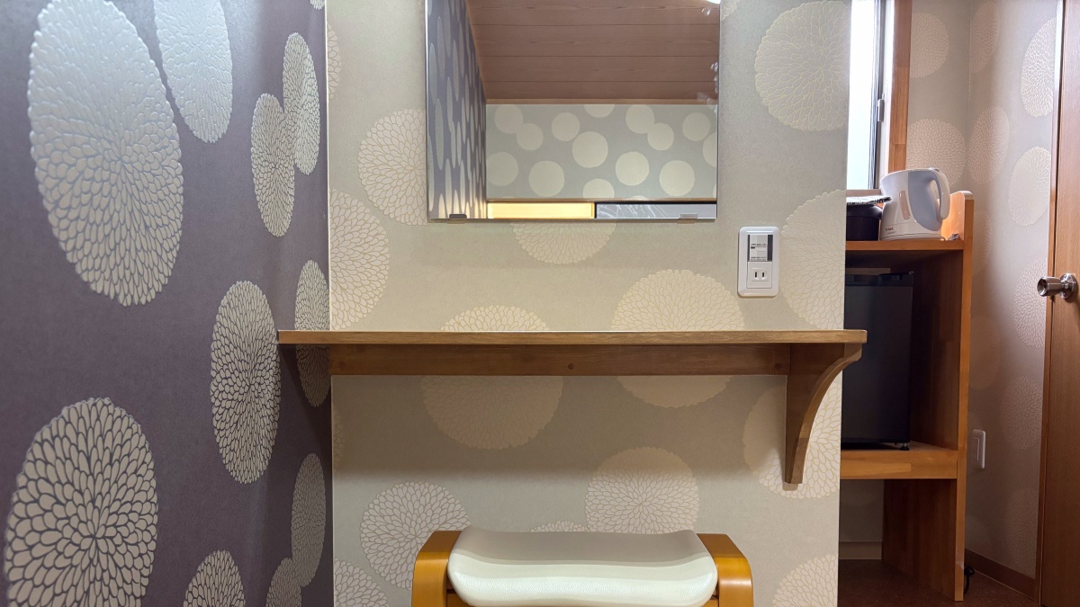 【和室7.5畳】広々としたお部屋の一角に化粧スペースをご用意しました。ゆっくり身支度してくださいね！