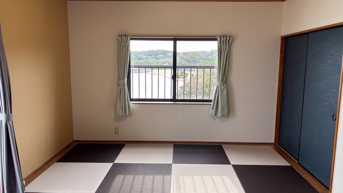 【海側12畳2Fバステラス付】白黒の琉球畳がモダンな印象を与えます。学生さんからシニアのまで大歓迎！