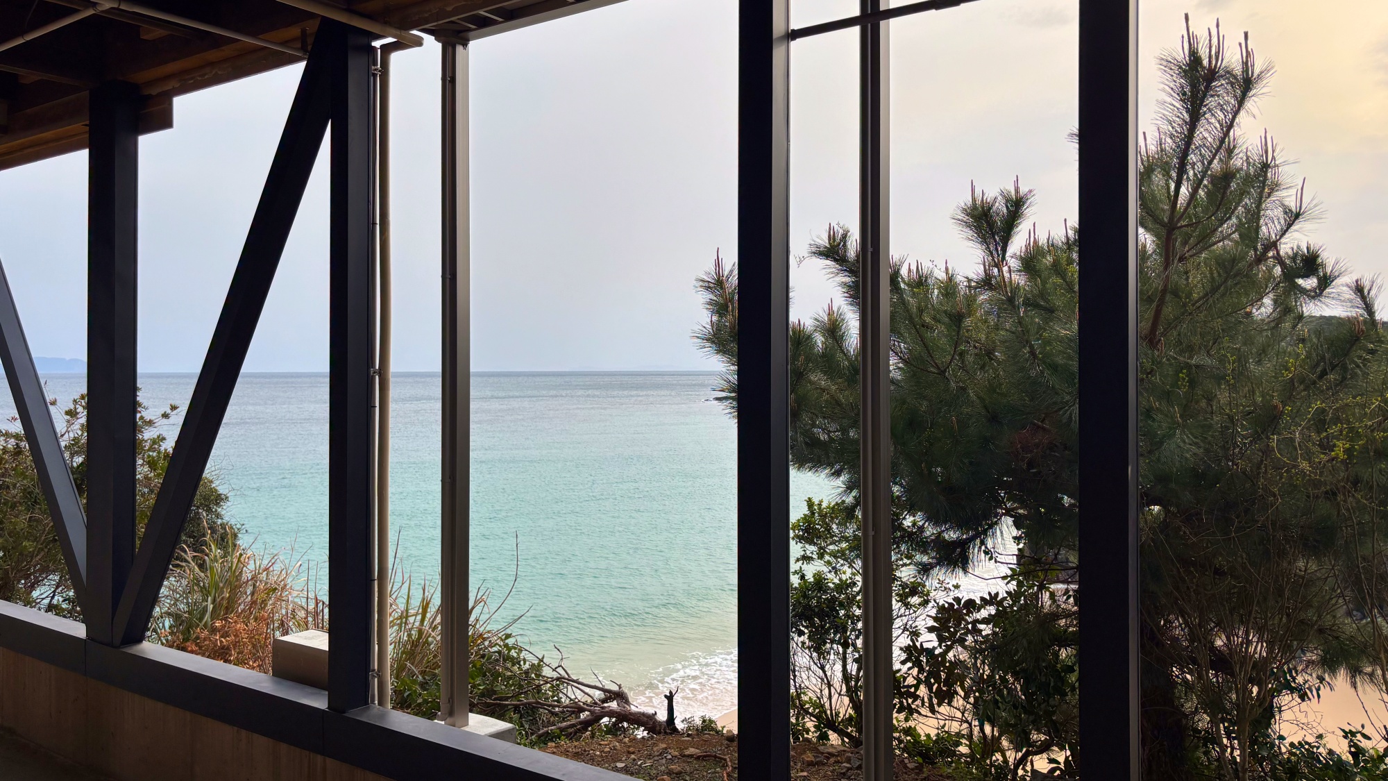 【客室一例】海側の客室からは青い海が視界に広がります。日常から離れて、ゆったり癒されてください。