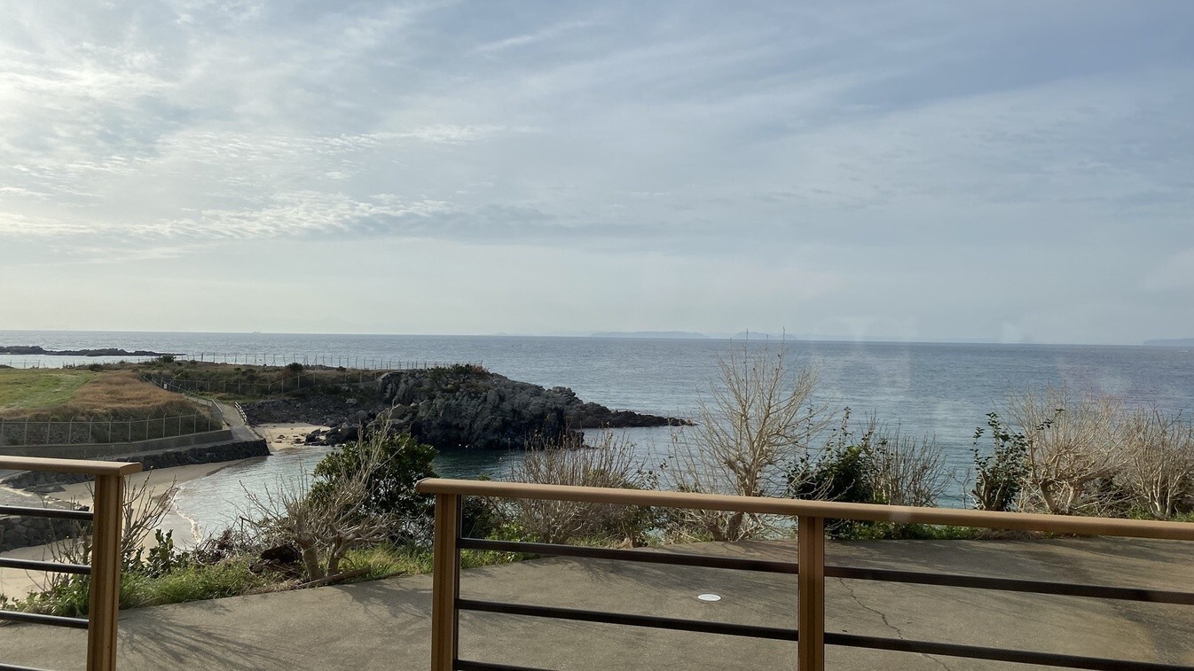 【館内一例】お食事処：広間から見渡す景色。海を長めながらのお食事は当館のオススメポイントの一つ☆