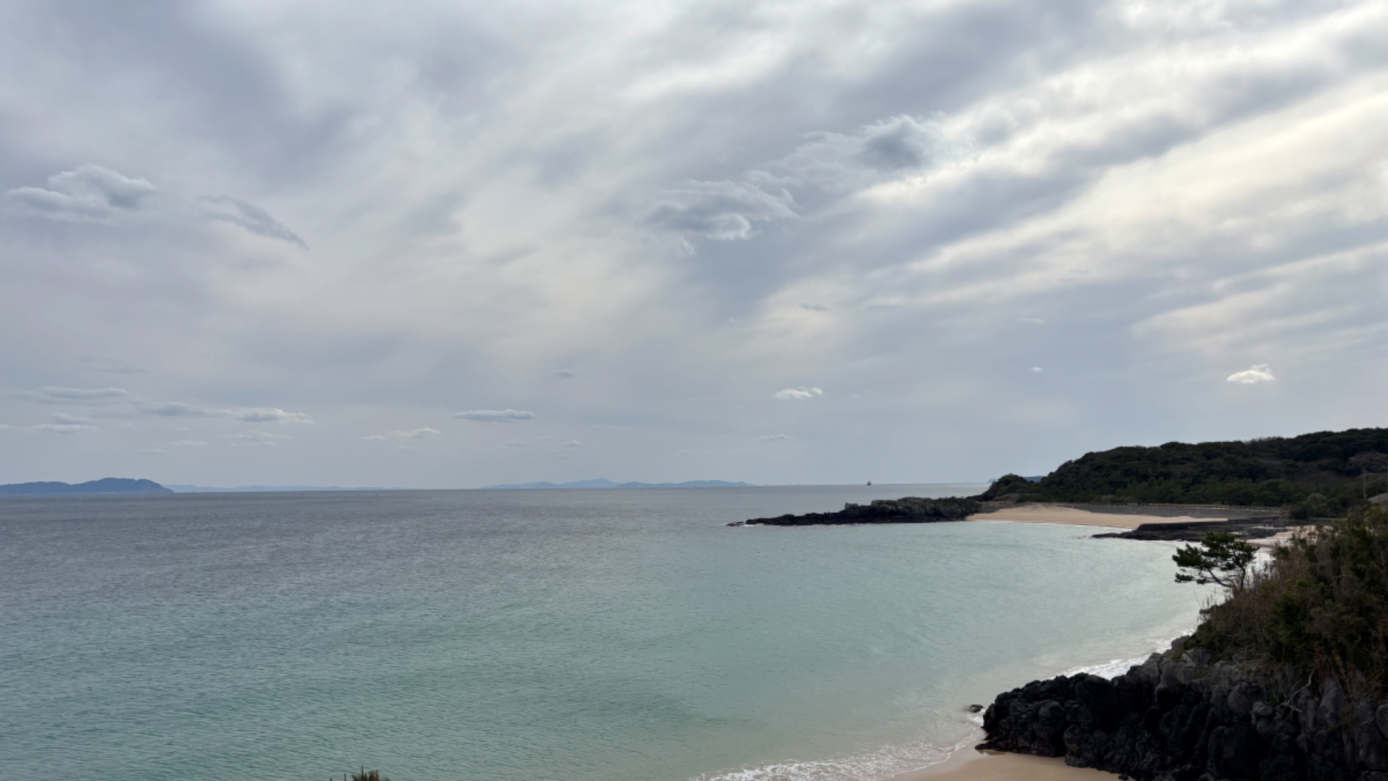 【海側和室11畳】テラスからは広い海と青空が。窓を開けて潮風と波の音に癒されてください！