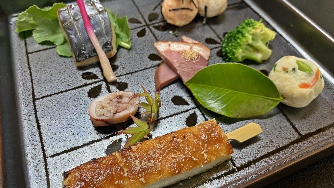 【夕食一例】新鮮な海の幸と一緒に、当館主人お手製の盛り合わせの一品。