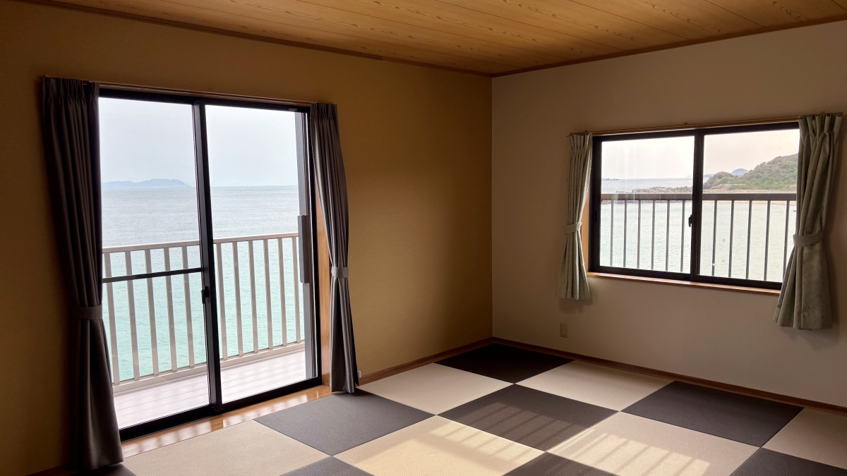 【海側12畳2Fバステラス付】一歩外に出れば、美しい海の景色と心地良い潮風をお楽しみいただけます。