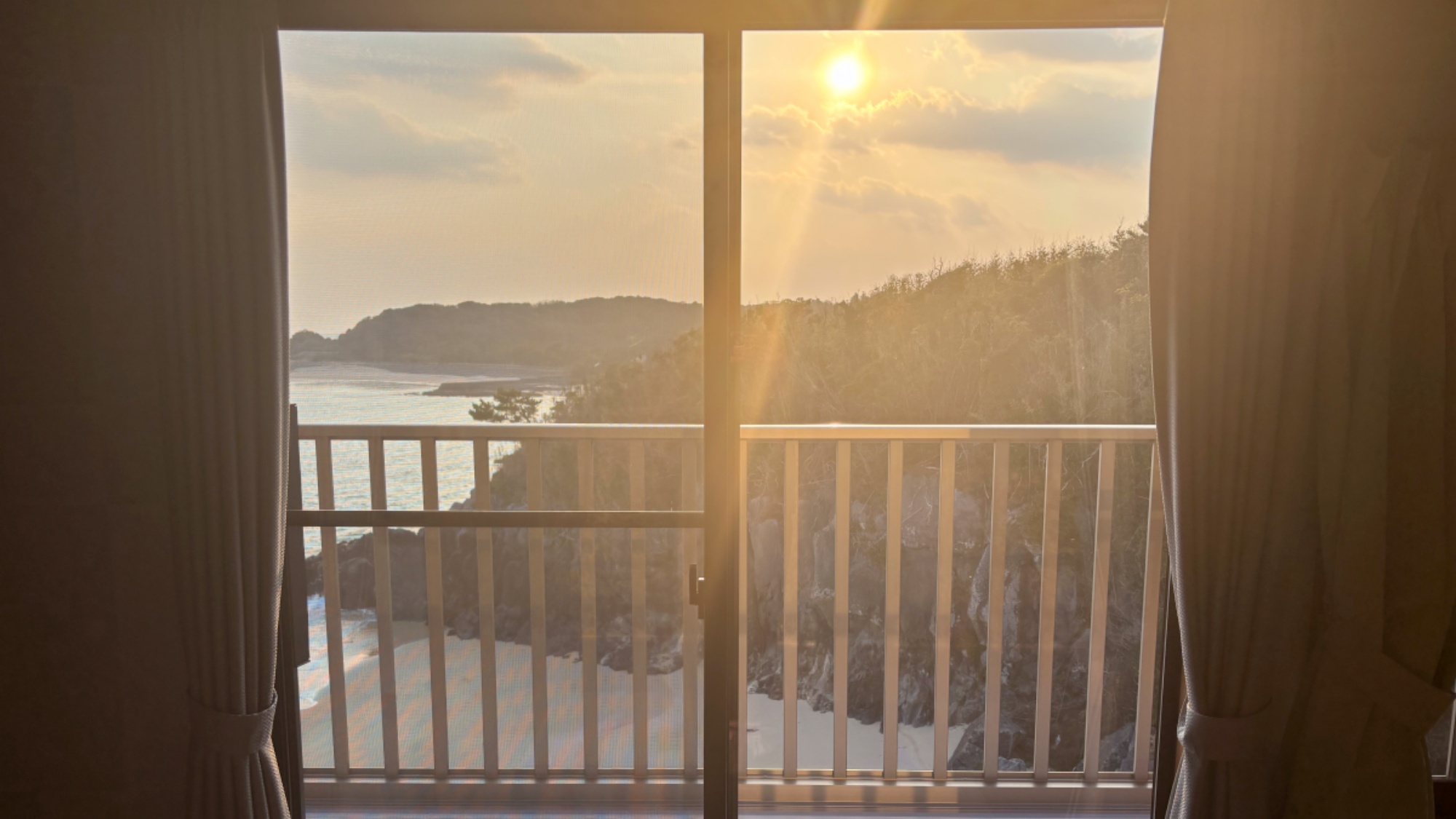【海側和室11畳】昼間の景色はもちろん、美しい夕日と燃えるような夕焼け空も見どころの一つ。