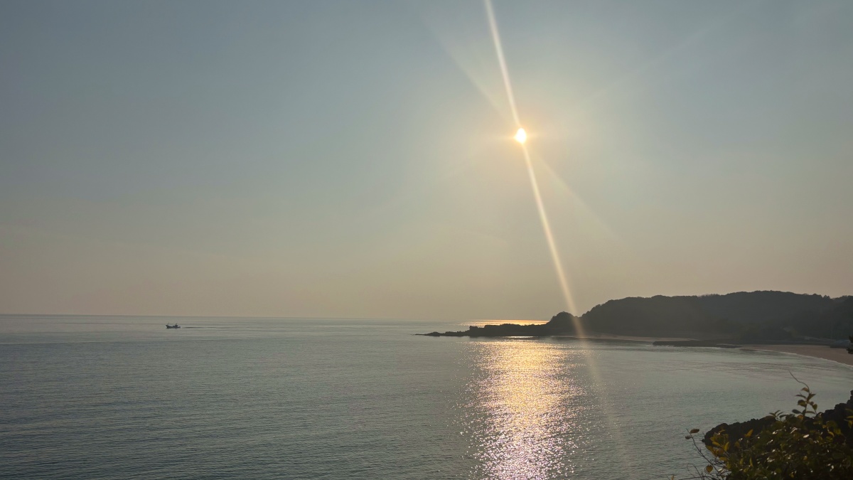 【外観】玄関の外から見た外観です。きらめく水面が皆様を歓迎いたします。