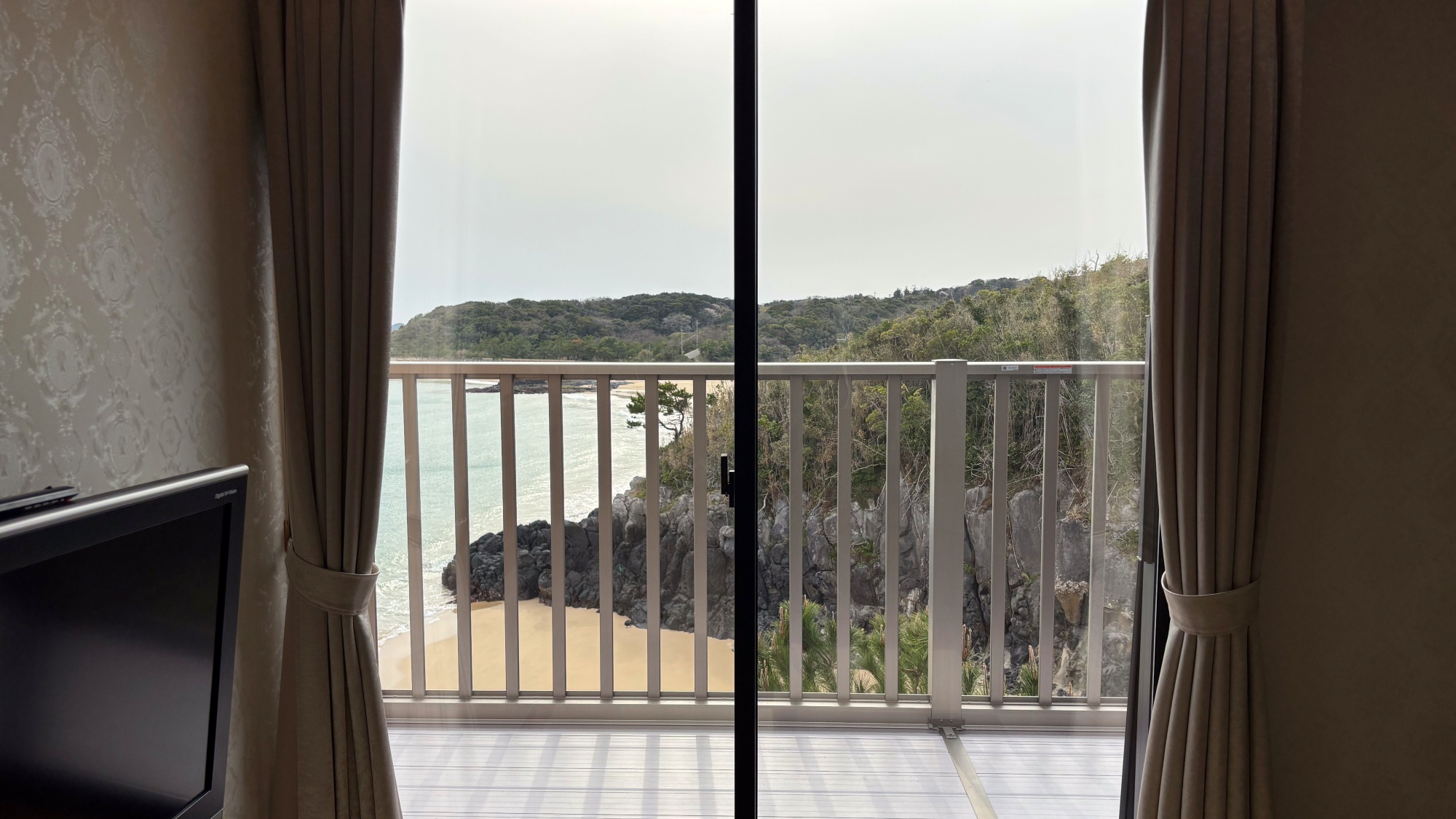 【海側和室7.5畳】部屋から飛び出すように造られたテラスでは絶景が楽しめます！