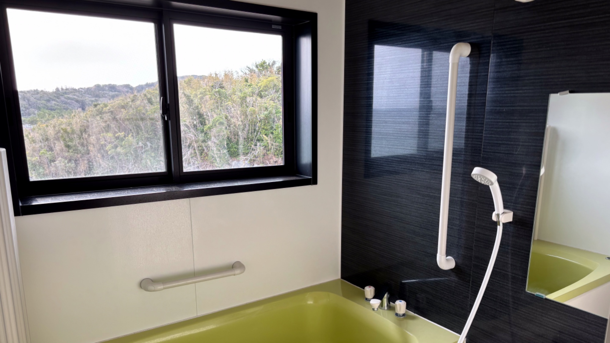 【海側12畳2Fバステラス付】明るく広々としたバスルームを設置しています。お子様連れのご家族にも◎