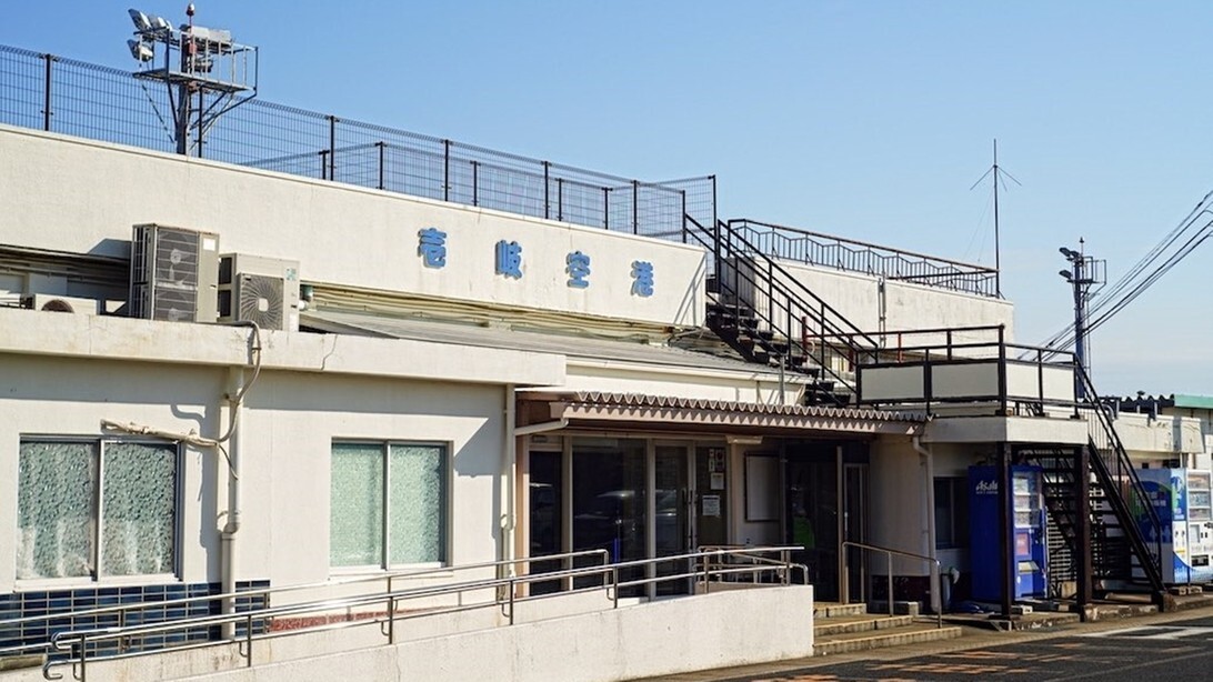 【壱岐空港】壱岐島南東部の海岸に位置する地方管理空港で1200ｍの滑走路があります。